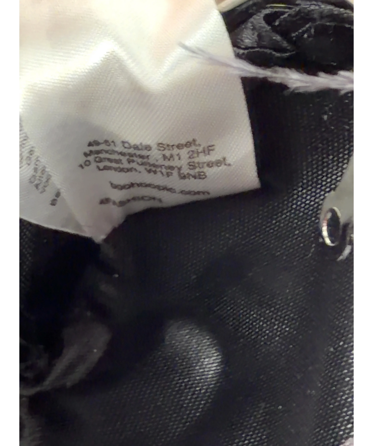 boohoo Black Colour — label