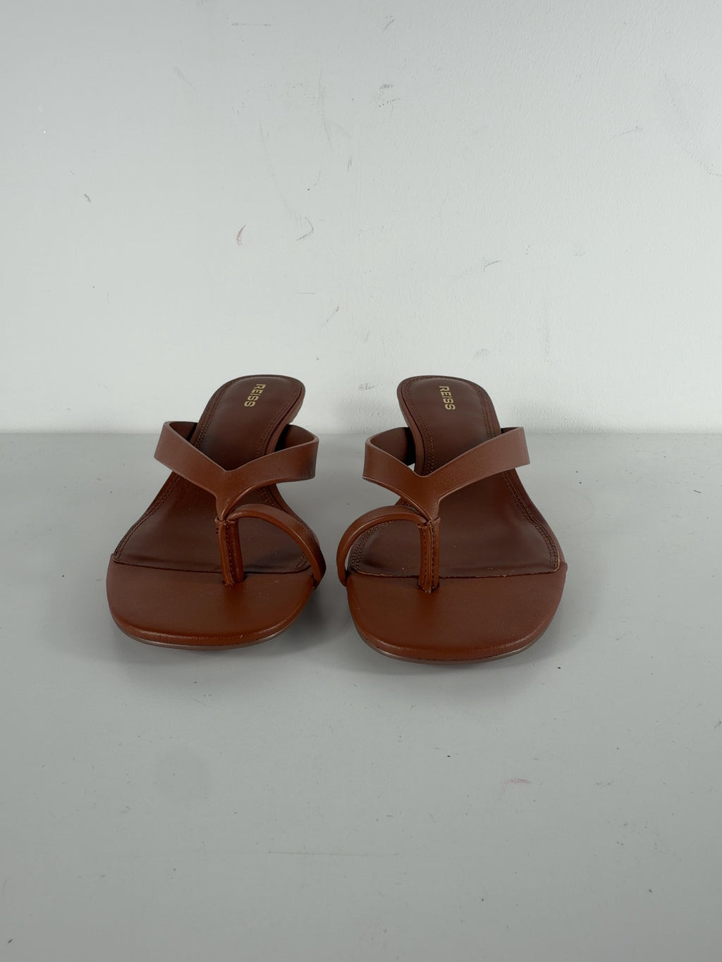 REISS Brown Mia Smooth Leather Kitten Heel Thong Sandals Brown, size UK 5 EU 38 👠 — detail
