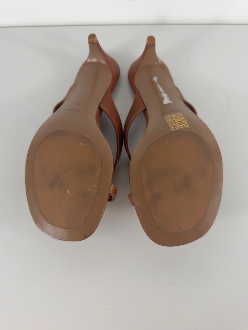 REISS Brown Mia Smooth Leather Kitten Heel Thong Sandals Brown, size UK 5 EU 38 👠 — fabric detail