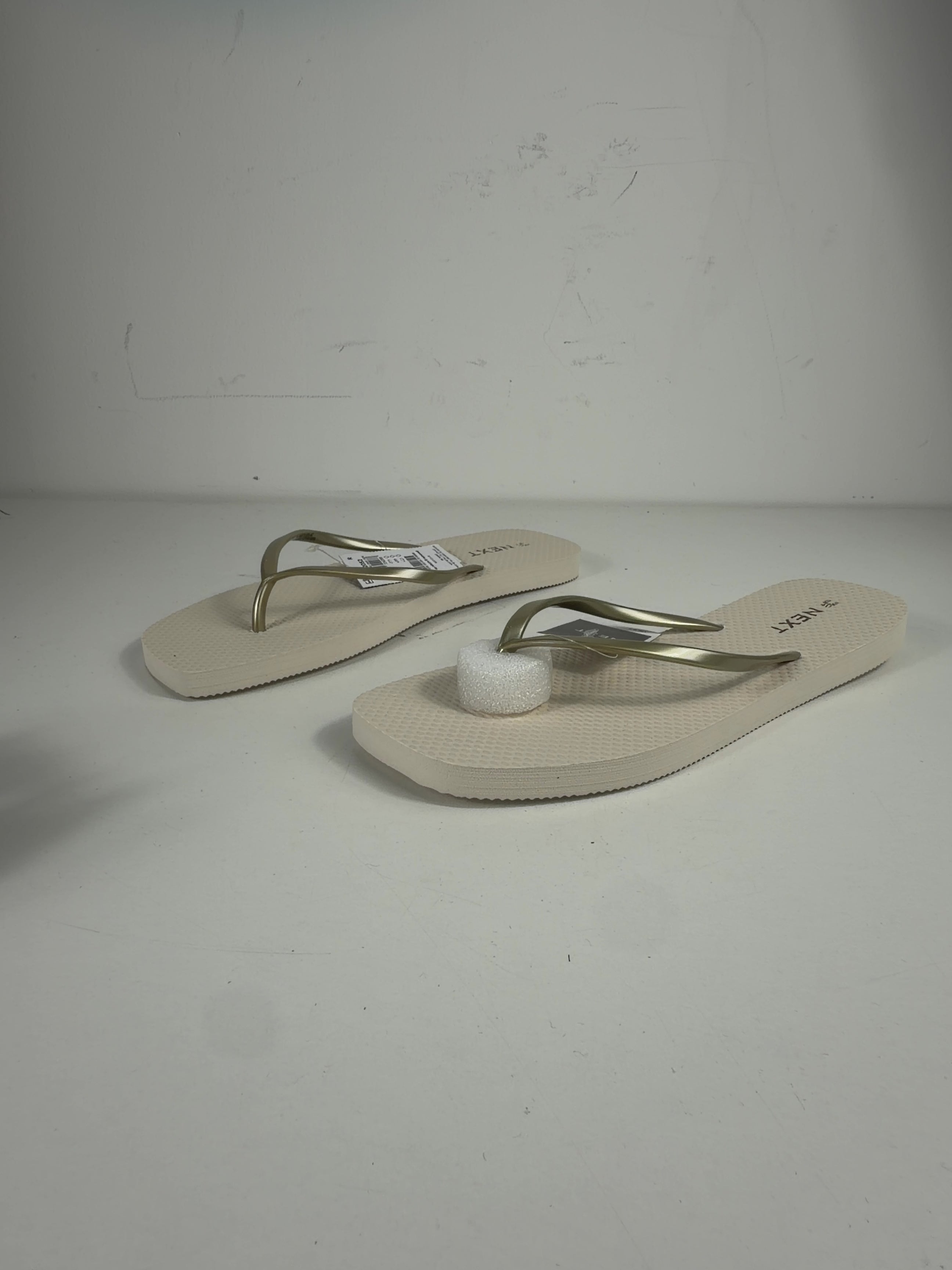 Next Cream QC Next Cream & Gold Metallic Strap Flip Flops, size UK 6.5 EU 39.5 👠 — label