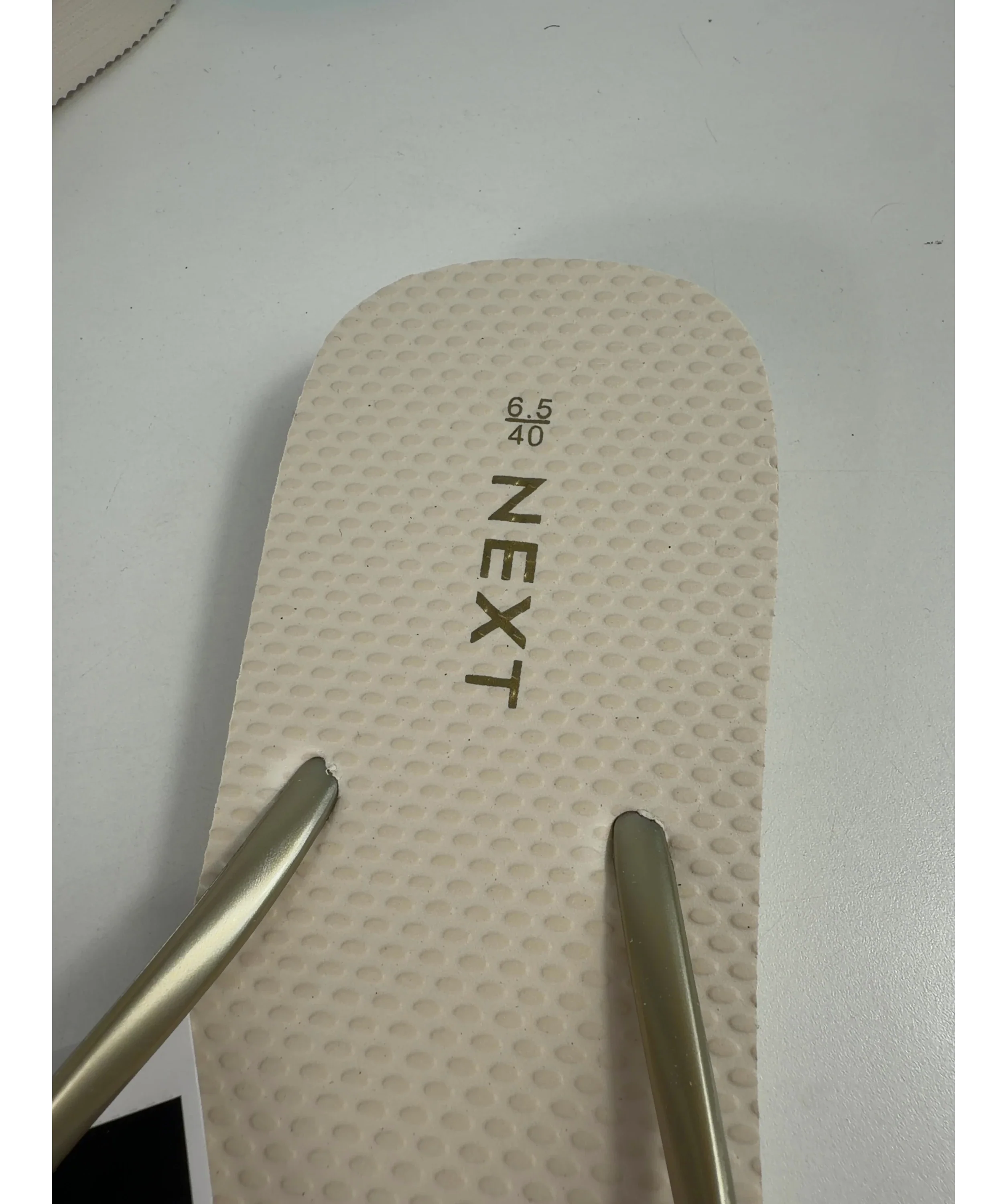 Next Cream QC Next Cream & Gold Metallic Strap Flip Flops, size UK 6.5 EU 39.5 👠 — care label