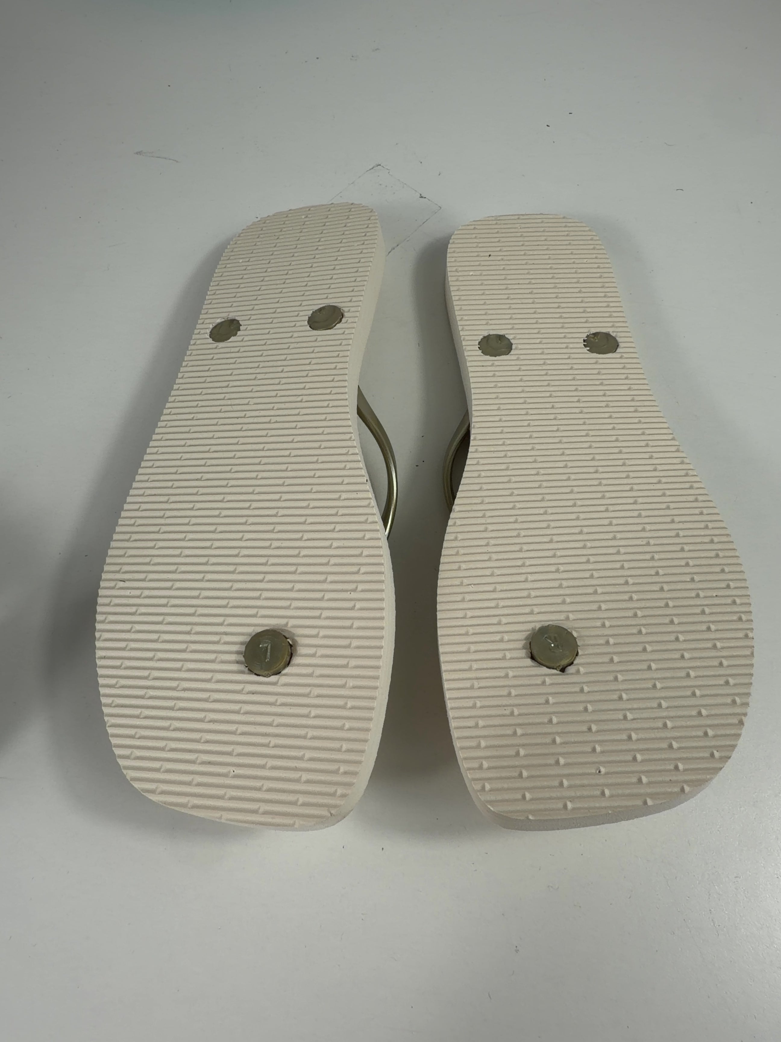 Next Cream QC Next Cream & Gold Metallic Strap Flip Flops, size UK 6.5 EU 39.5 👠 — fabric detail