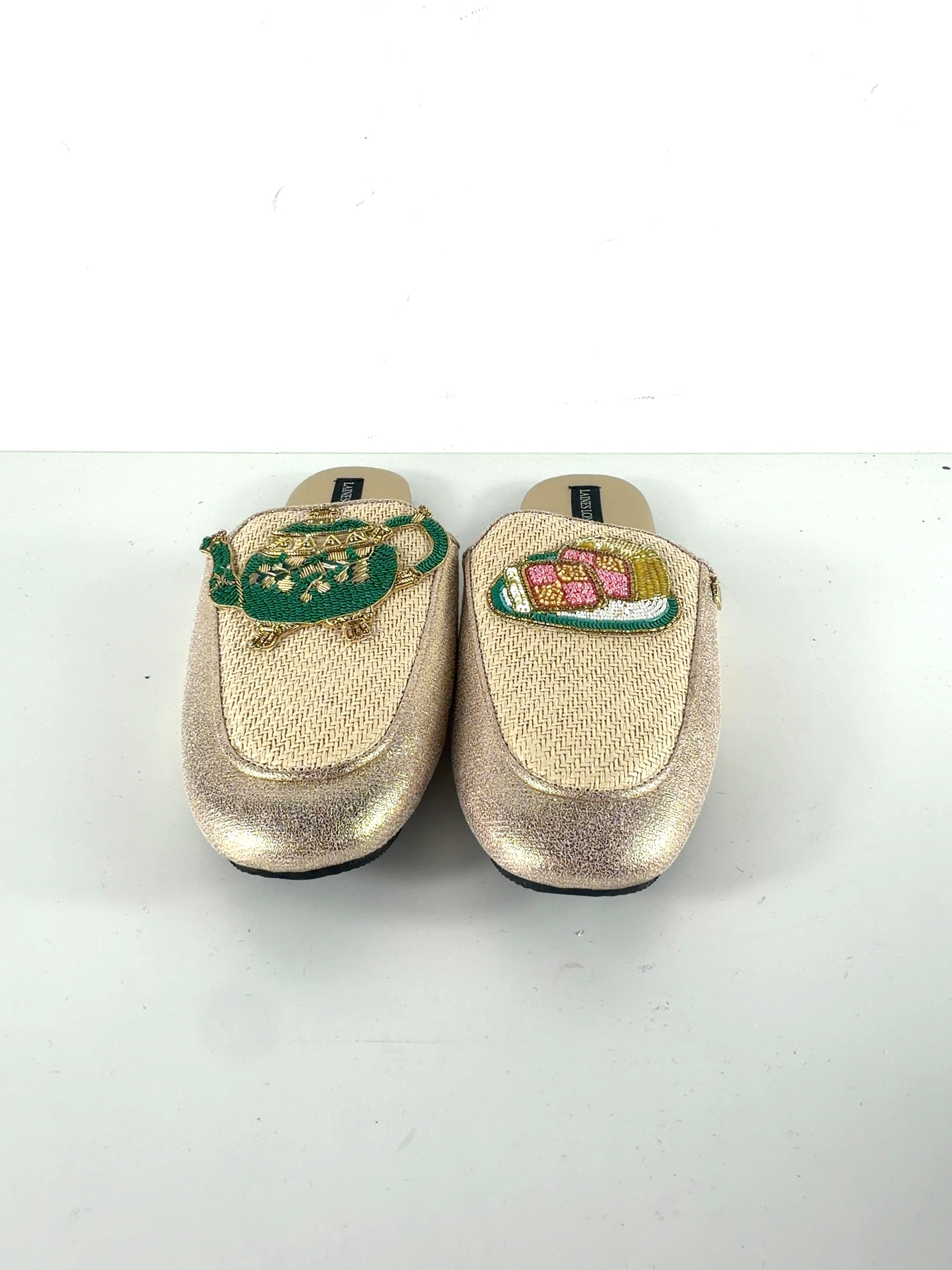 Laines London Metallic QC Classic Teapot & Cake Woven Mule Slippers, size UK 9 EU 42 👠 — detail