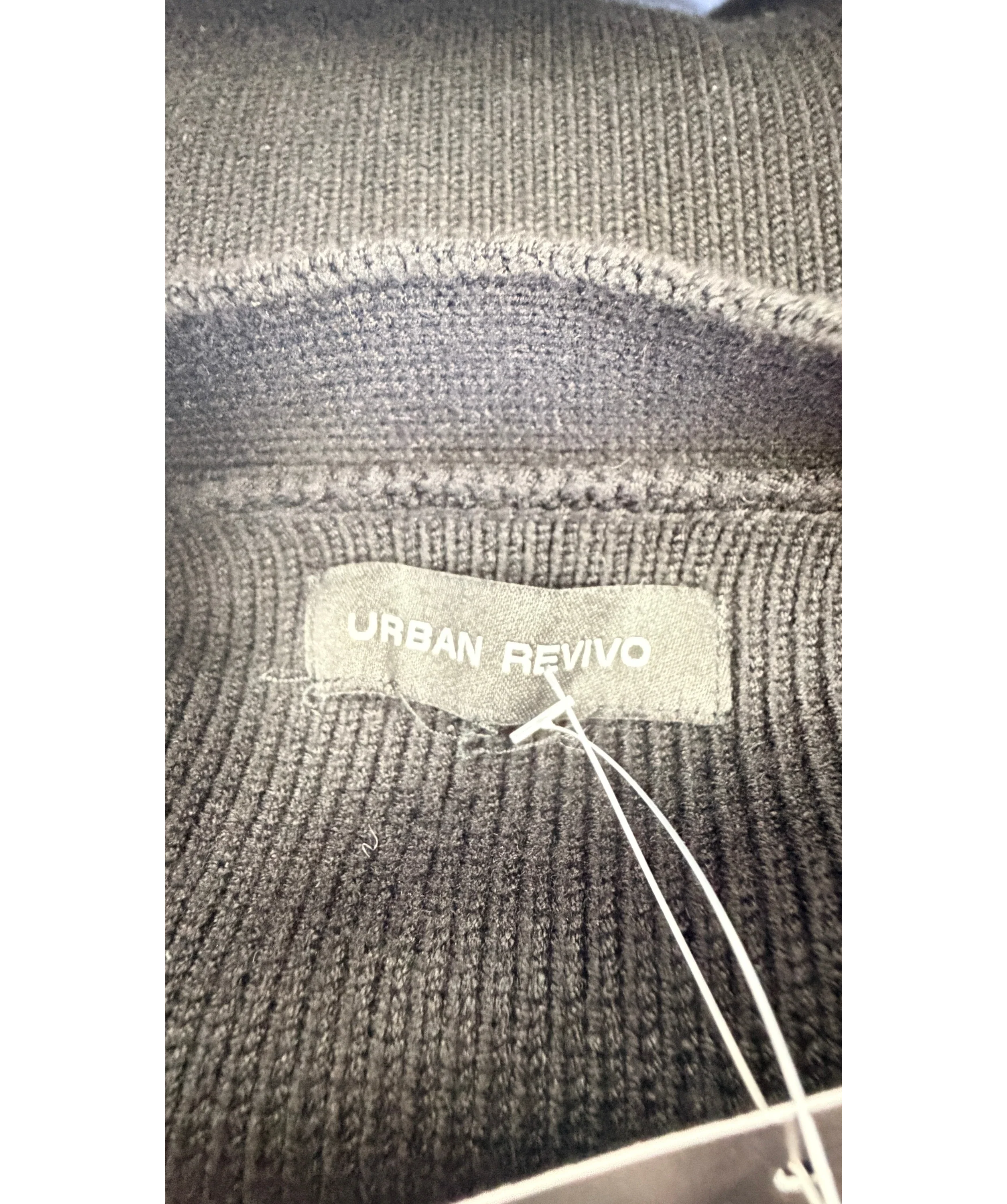 Urban Revivo Black Black One Leaf Button V-Neck Cardigan, size UK S — detail