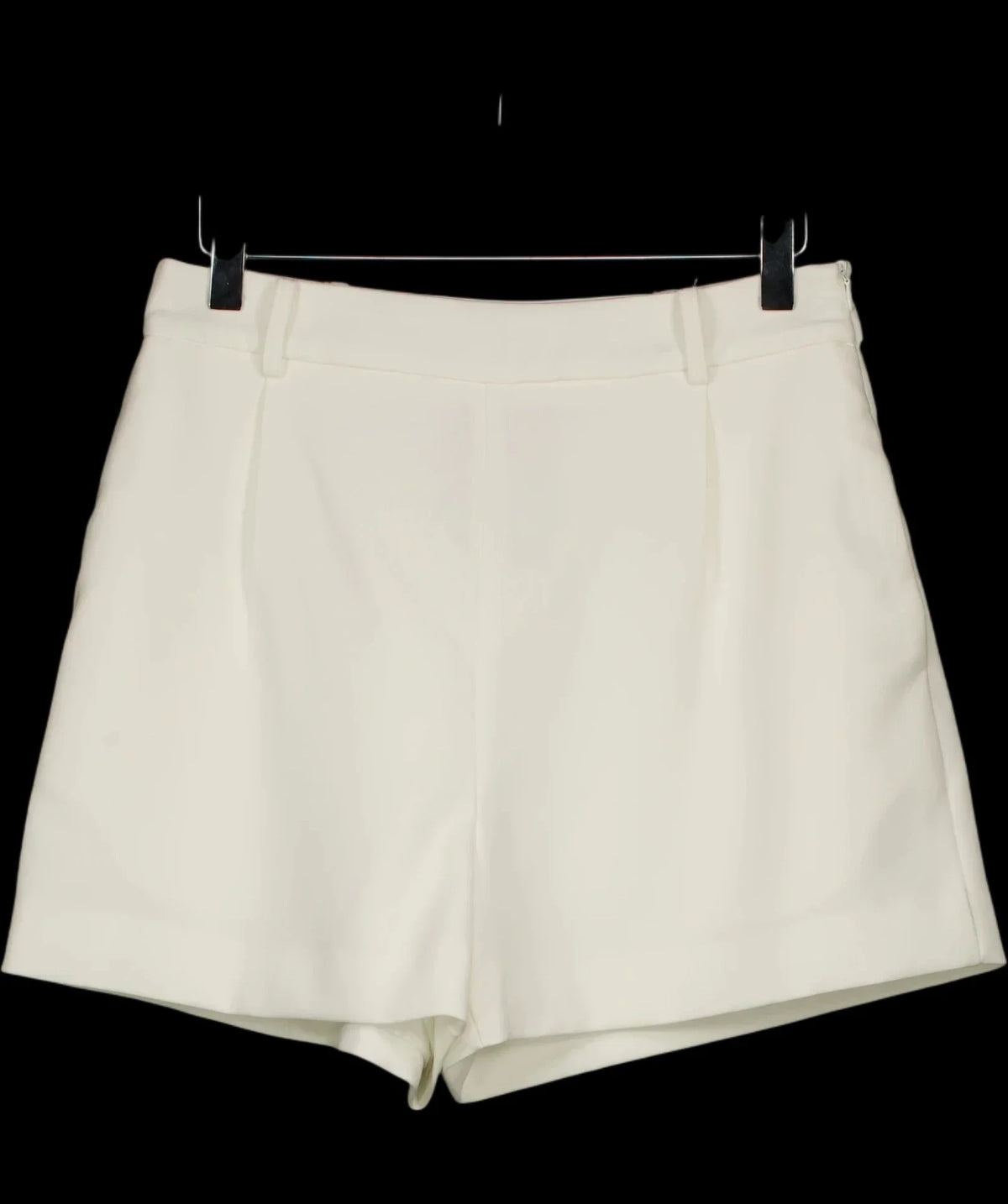 Commense White Tailored High-Waisted Pleated Shorts IVORY WHITE, size UK S — detail