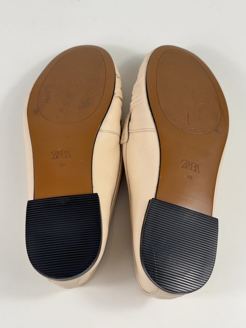 ZARA Cream RUCHED LEATHER LOAFERS, size UK 6 EU 39 👠 — fabric detail
