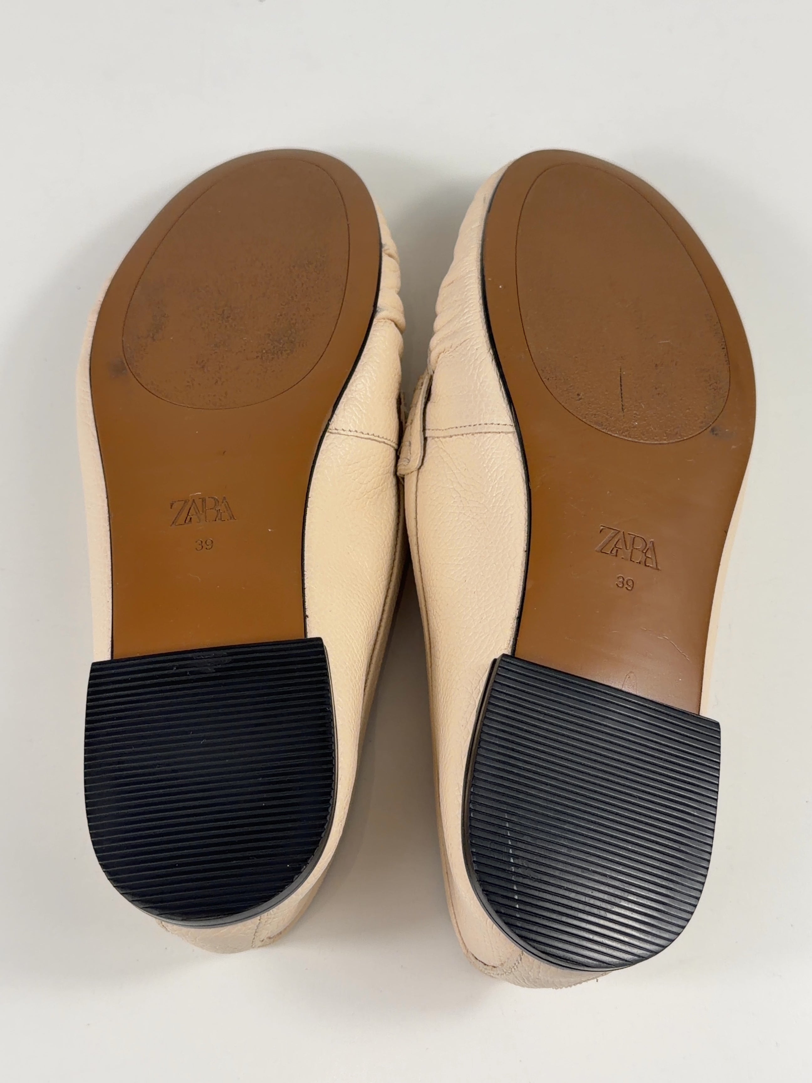 ZARA Cream RUCHED LEATHER LOAFERS, size UK 6 EU 39 👠 — fabric detail