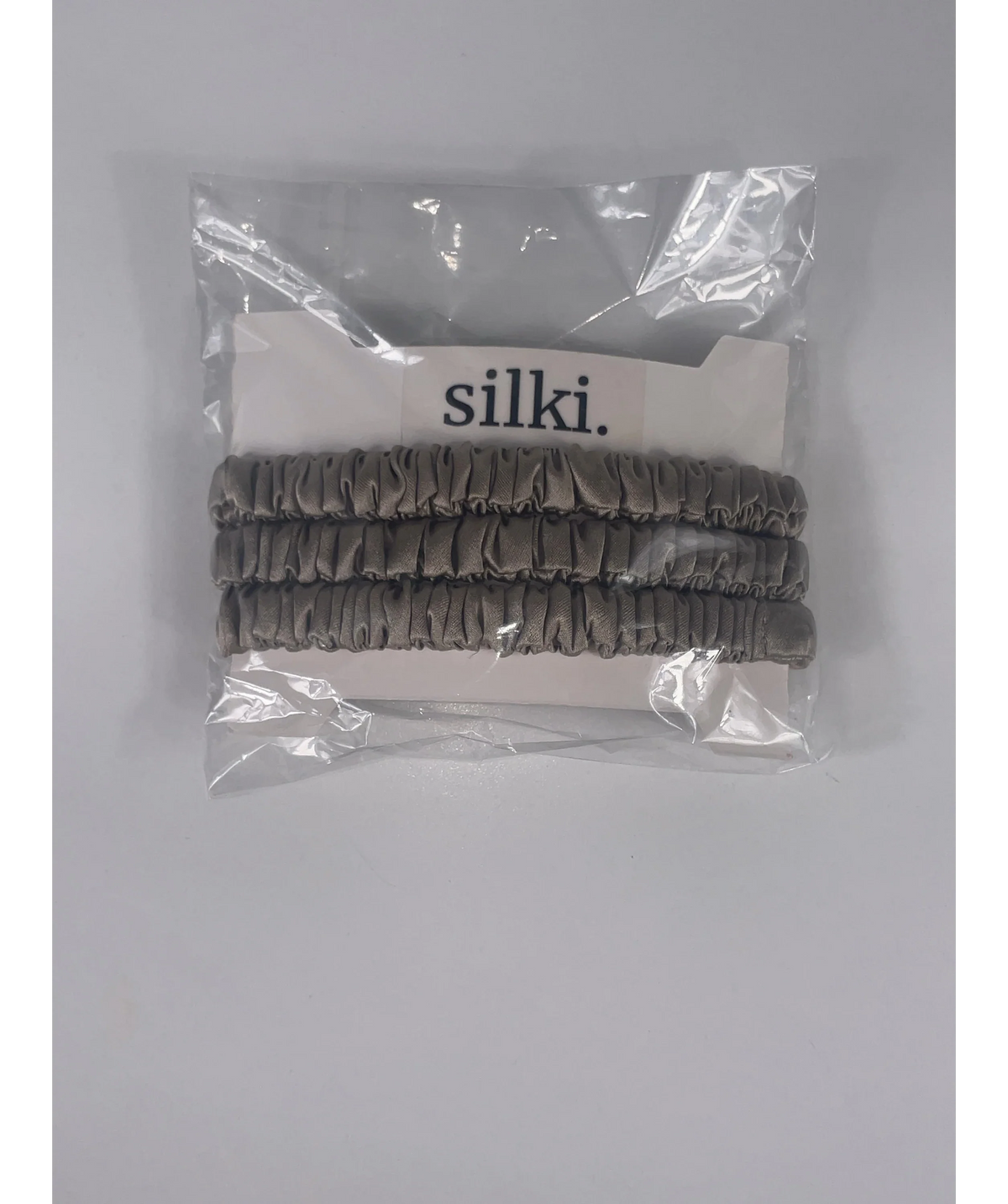 SILKI. Grey Set of 3 Luxury 100% Mulberry Silk Hair Scrunchies — detail