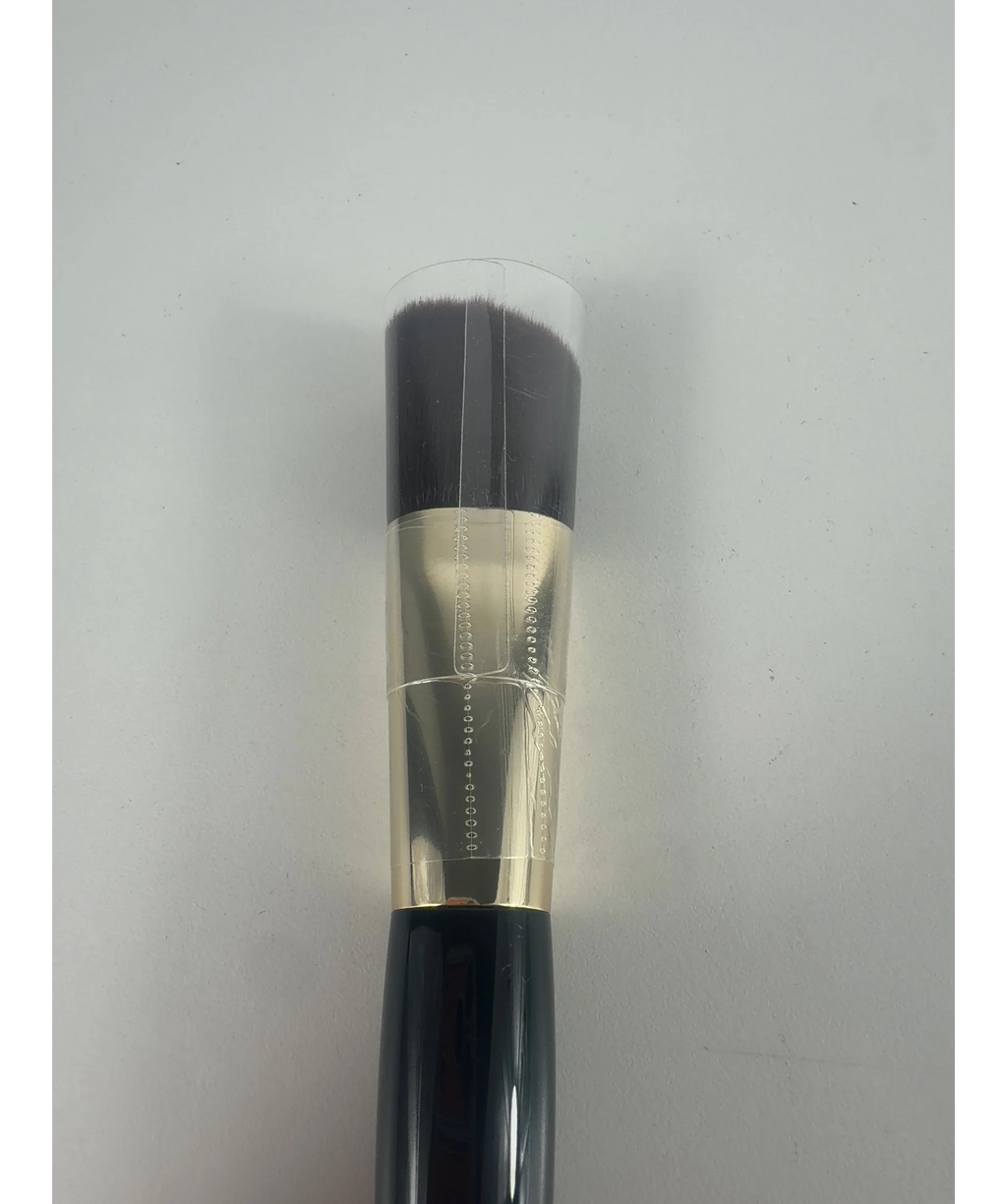 MILANI Foundation Brush F230 — Close up of shade