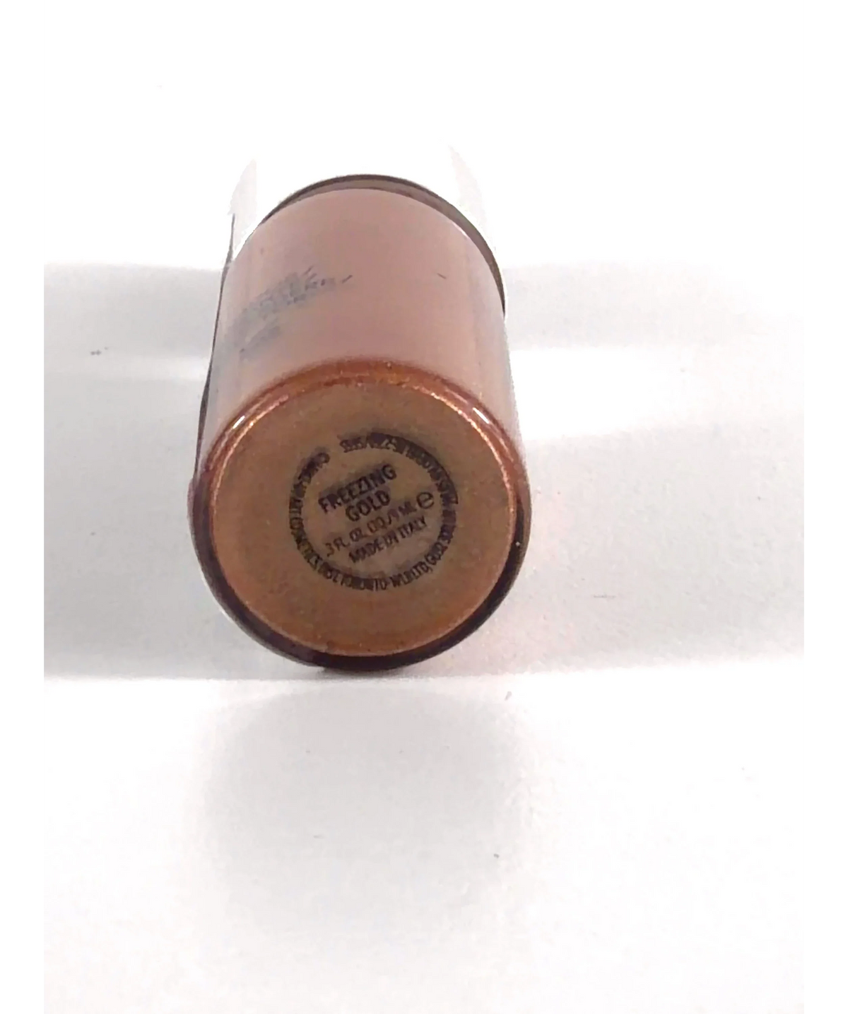 MAC Molten Metal Highlighter Freezing Gold 9ml — Close up of shade