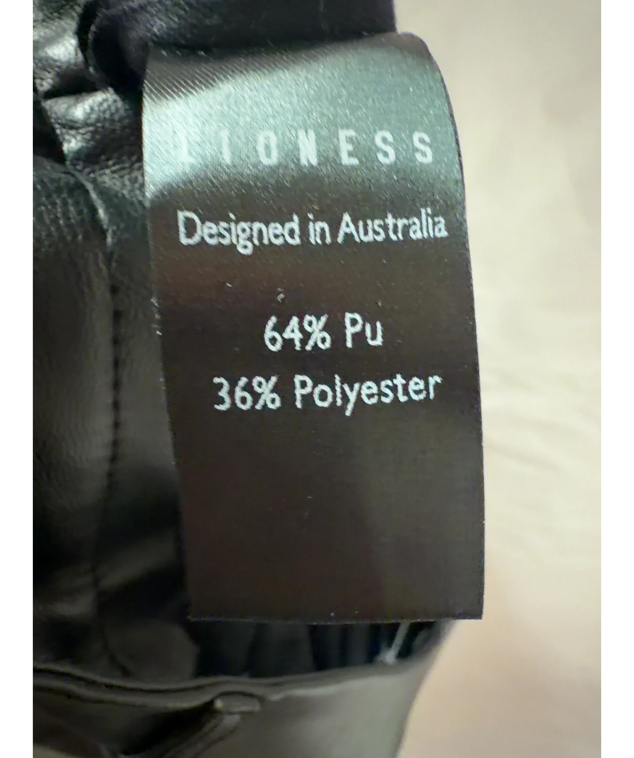 Lioness Black Colour, size UK S — label