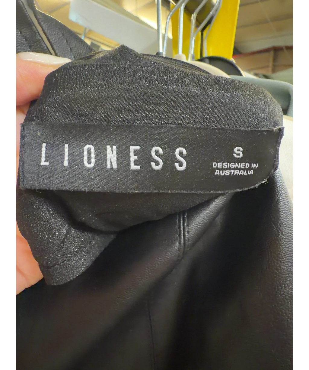 Lioness Black Countryside Top, size UK S — care label