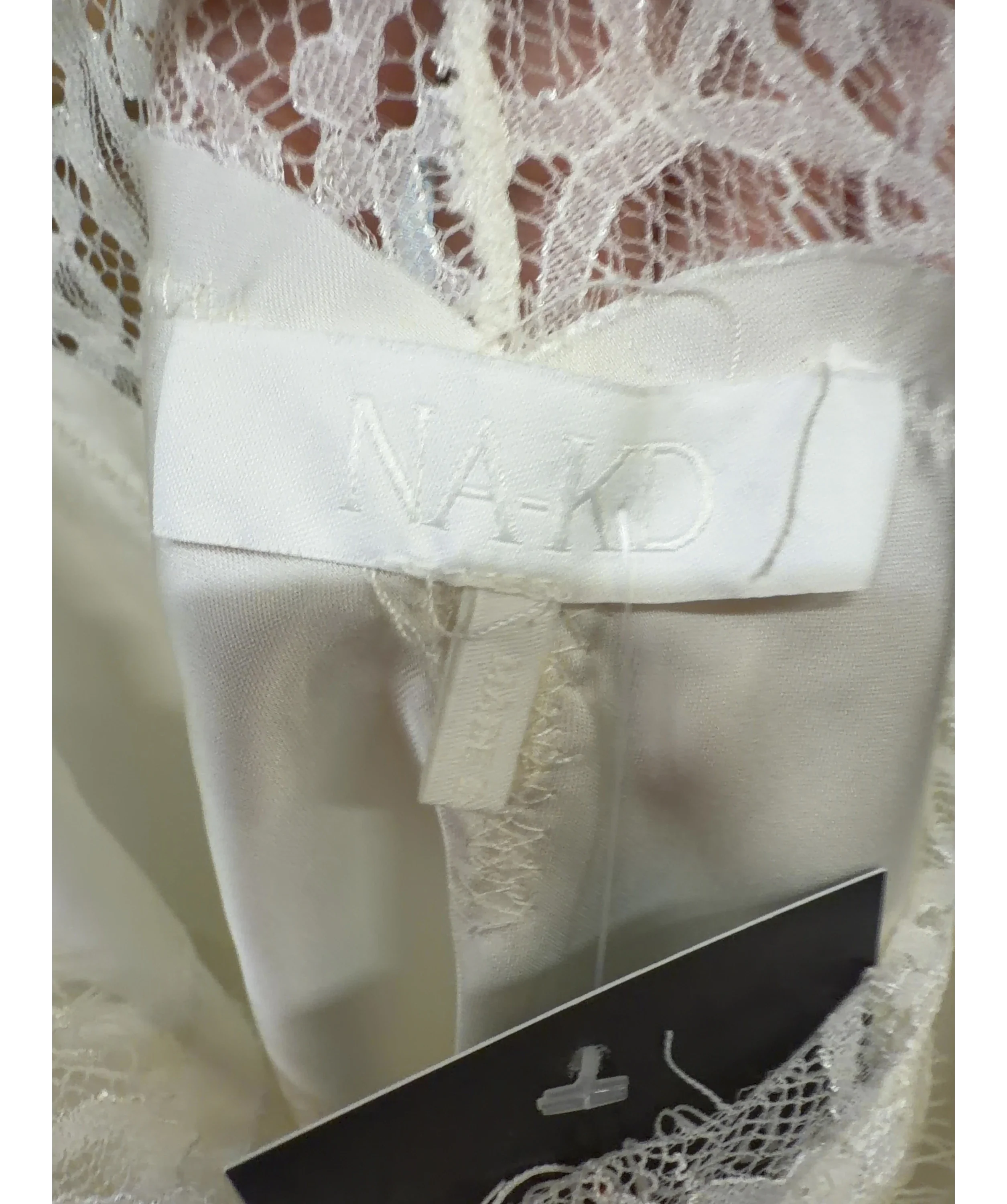 NA-KD White Scallop Lace Singlet, size UK 4 — detail