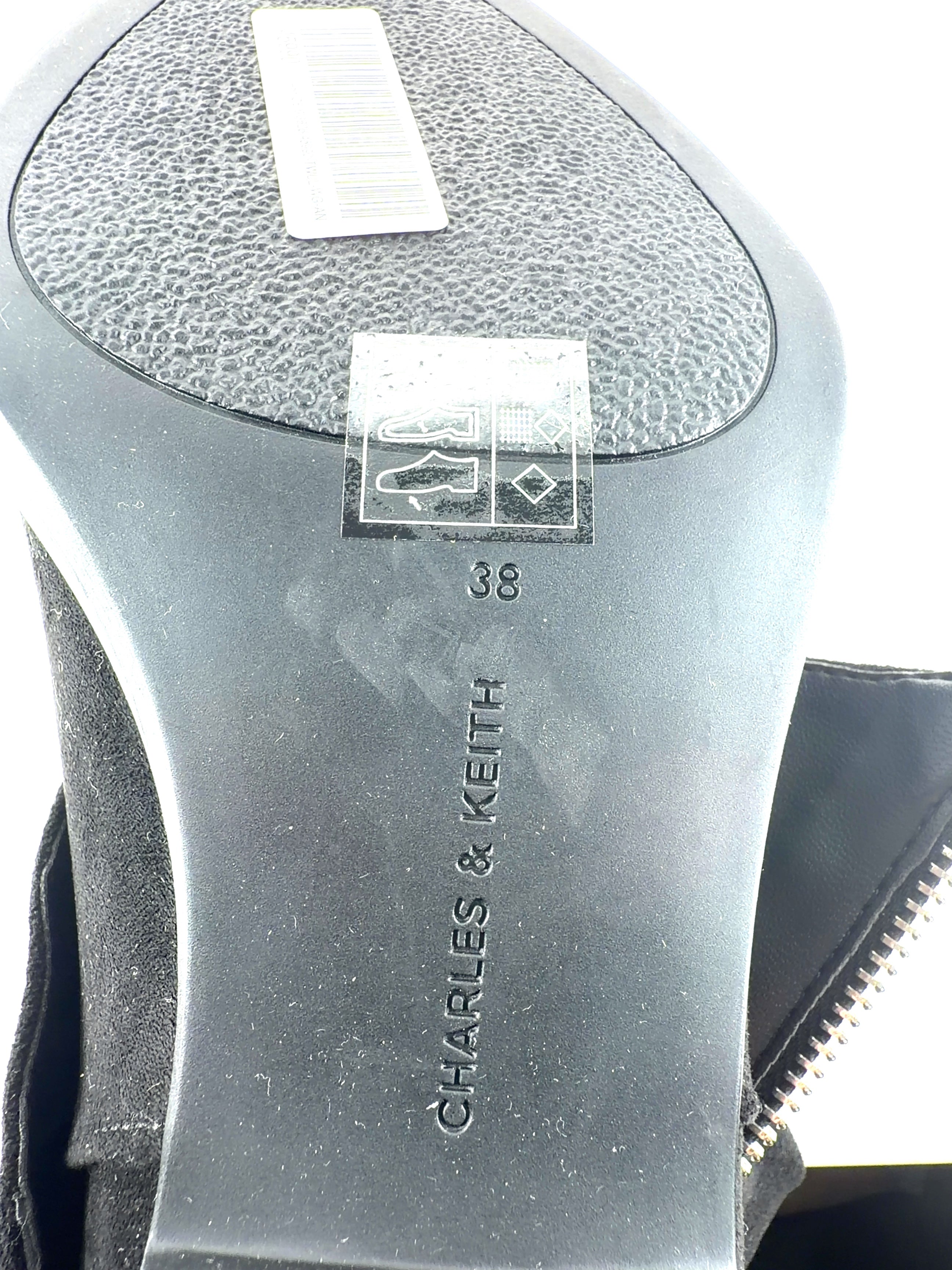Charles & Keith Black faux-suede slouchy knee-high boots, size UK 5 EU 38 👠 — fabric detail