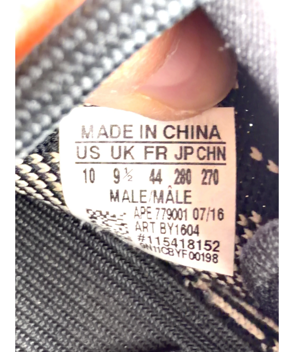adidas Black Yeezy Boost 350 V2, size UK 9 EU 42 👠 — fabric detail