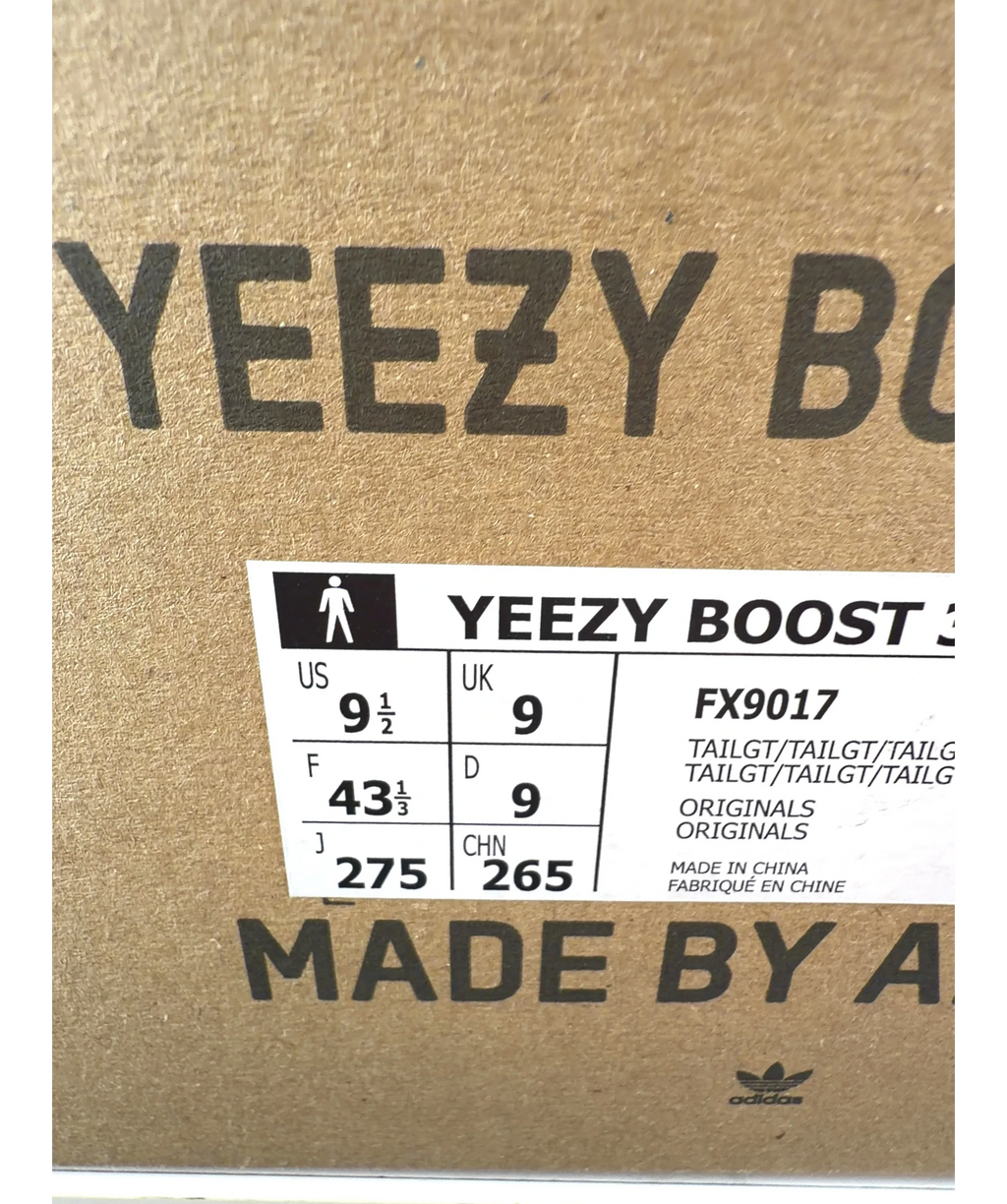 adidas Grey Yeezy Boost 350 V2 Tail Light GREY TRAINERS, size UK 9 EU 42 👠 — fabric detail