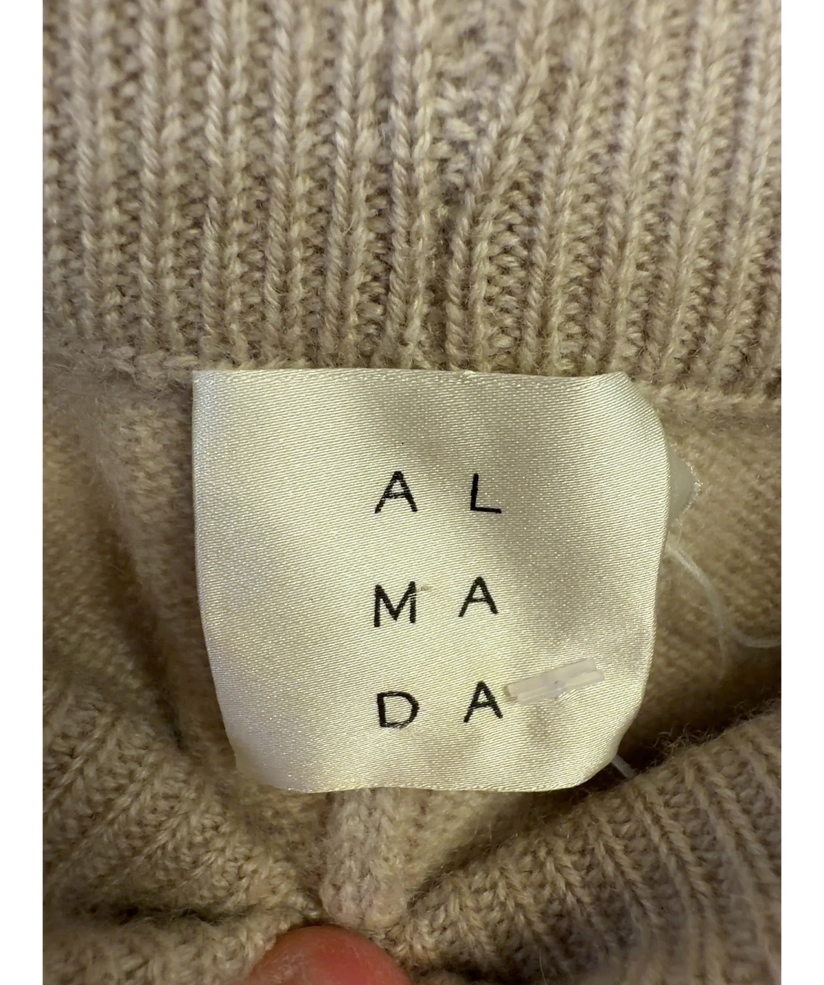almada label Cream Colour, size UK M — detail