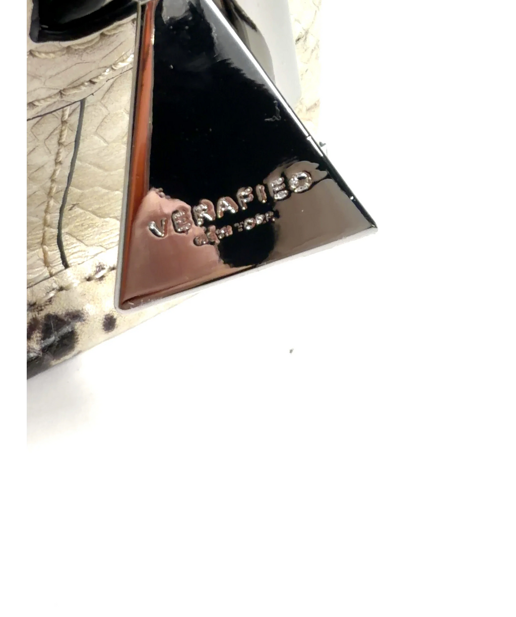 Verafied Beige Verified New York — label