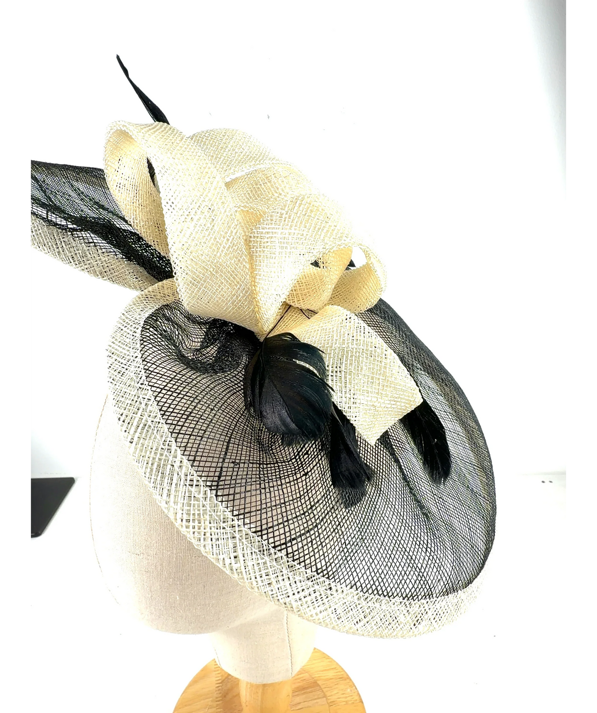 Accessorize Cream Colour — detail