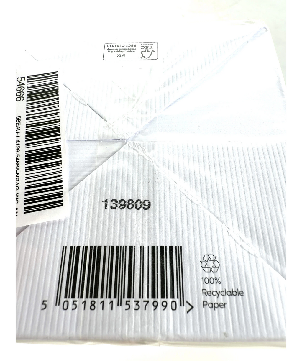 The White Company Glen Isla Luxury 2 Wick Candle, size 280g — detail