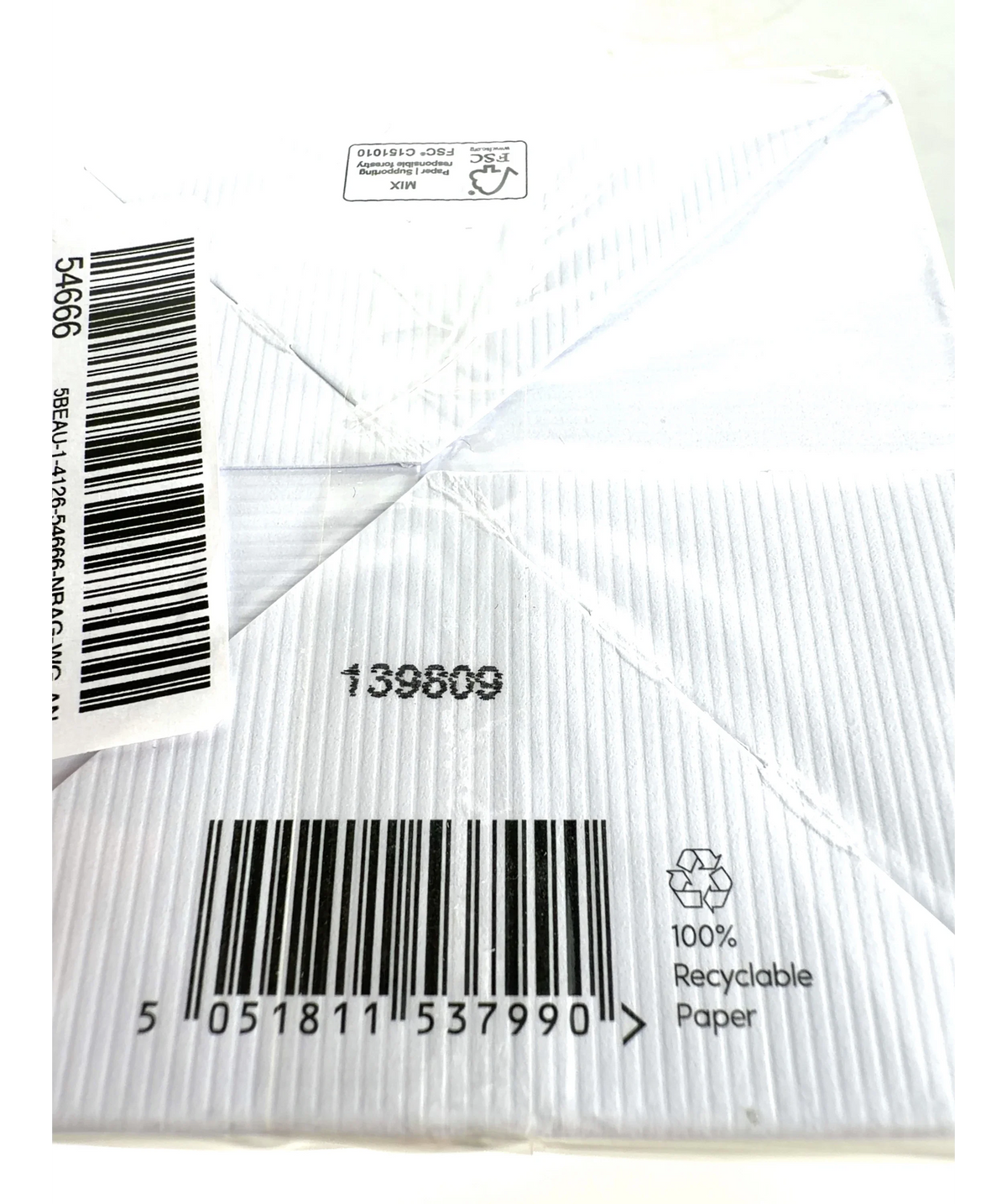 The White Company Glen Isla Luxury 2 Wick Candle, size 280g — detail