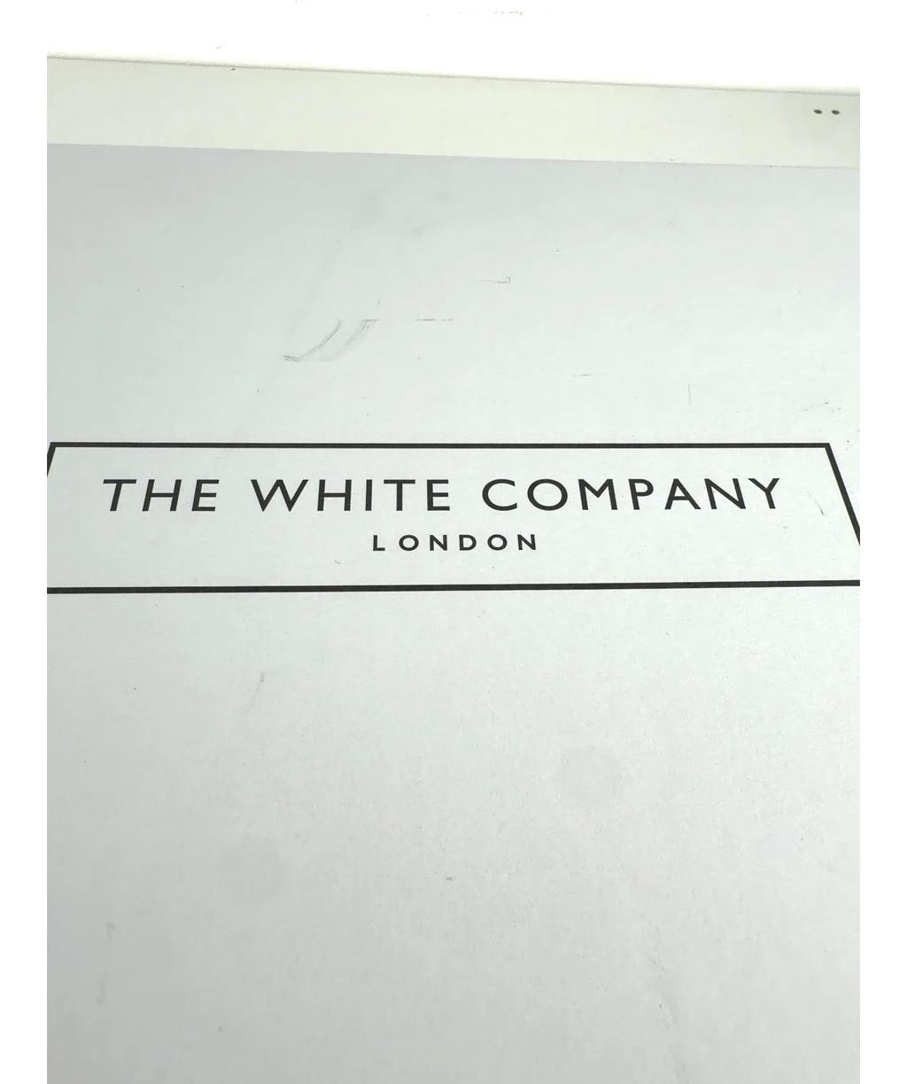 The White Company Glen Isla Luxury 2 Wick Candle, size 280g — label