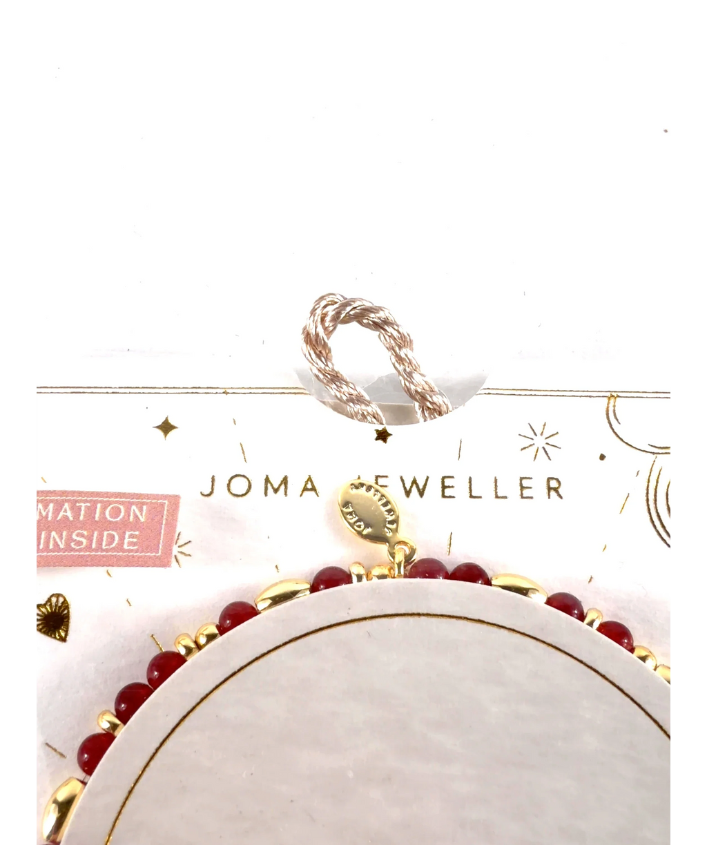 Joma Jewellery Red Affirmation Card 'Happiness' Bracelet in Gold Plating — detail