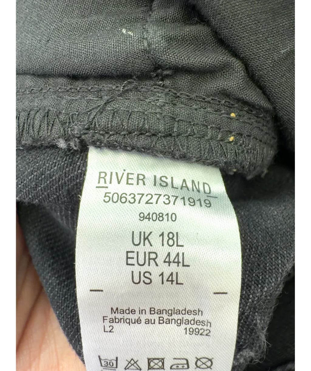 River Island Black plain black straight-leg jeans, size UK 18 — fabric detail