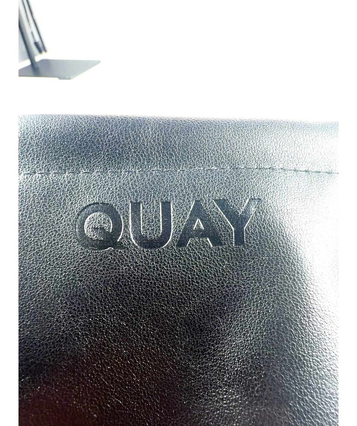 QUAY Black Colour — detail