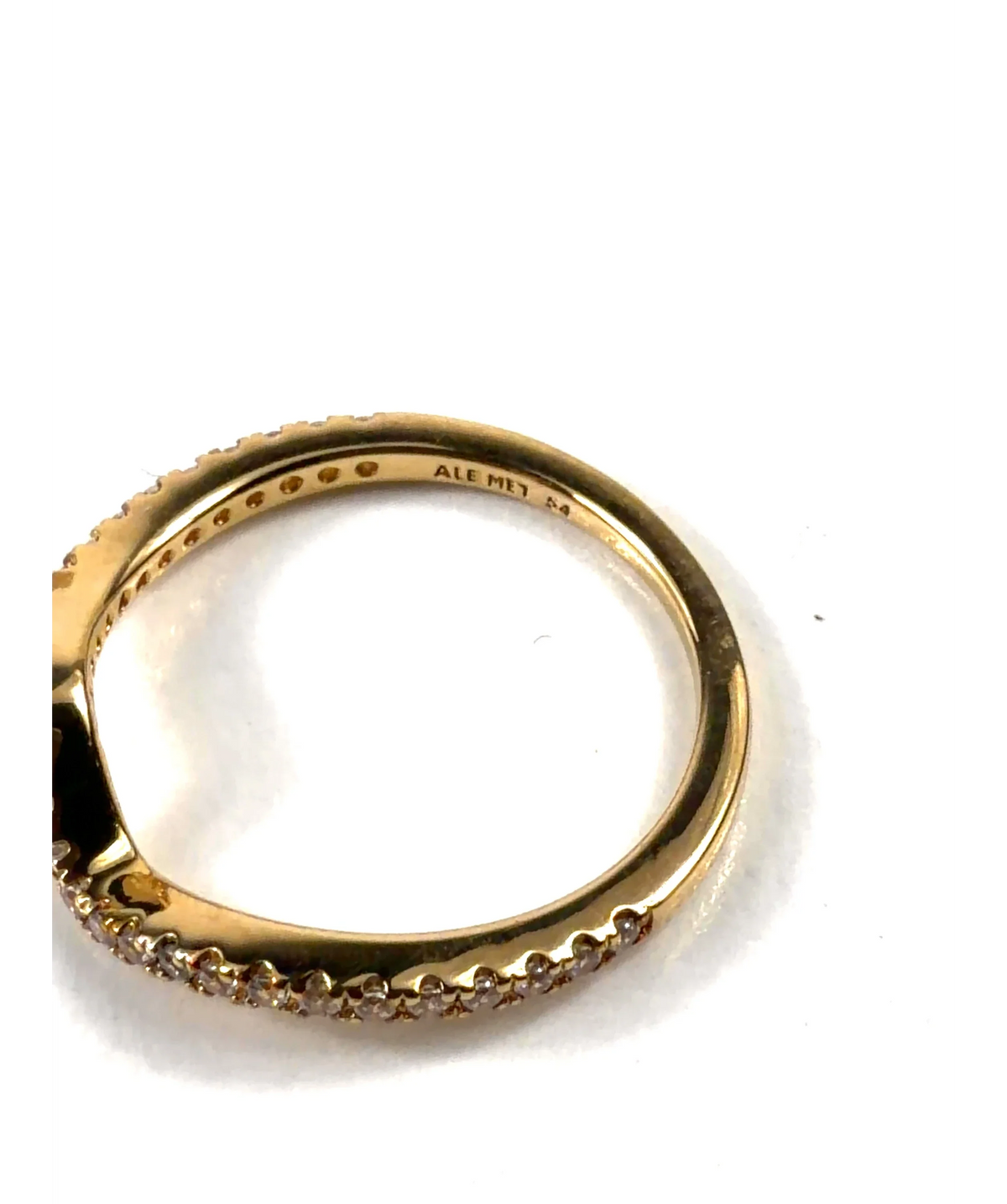 Pandora gold V-shaped/chevron pavé band ring — detail