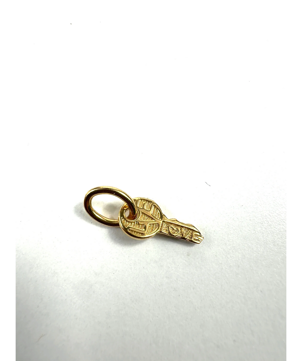 Pandora gold Engravable Heart Key Pendant — detail