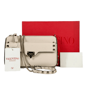 VALENTINO GARAVANI Rockstud Chain Pouch In Grainy Calfskin Leather In Cream / Gold