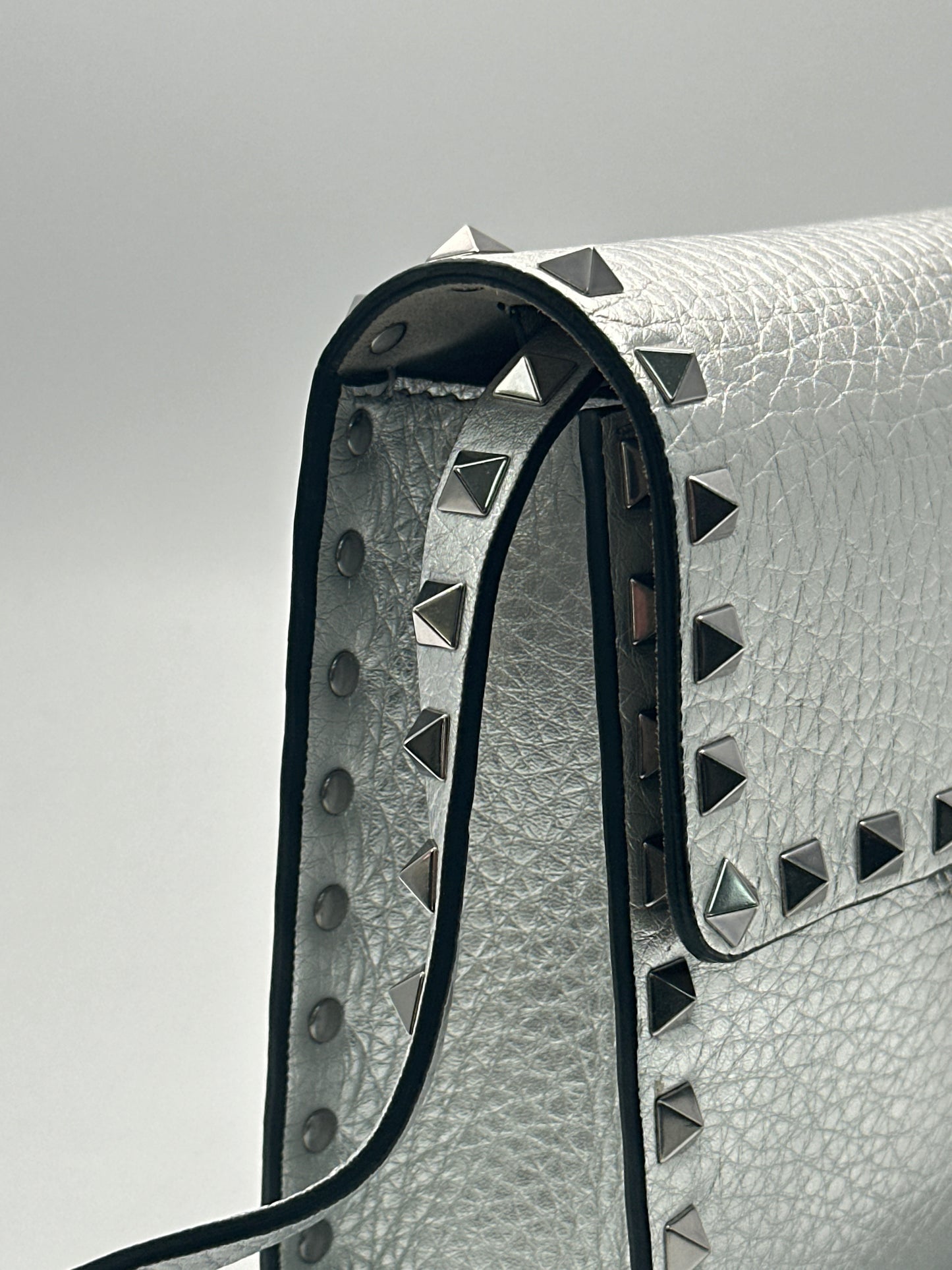 Valentino Garavani Metallic pebbled leather Rockstud Flip Lock Flap Bag Silver
