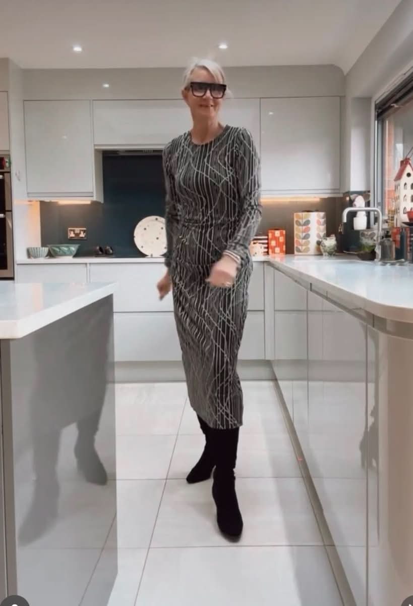 Izabel London Black Abstract Print Long Sleeve Ruched Midi Dress In Silver UK 10 - Reliked