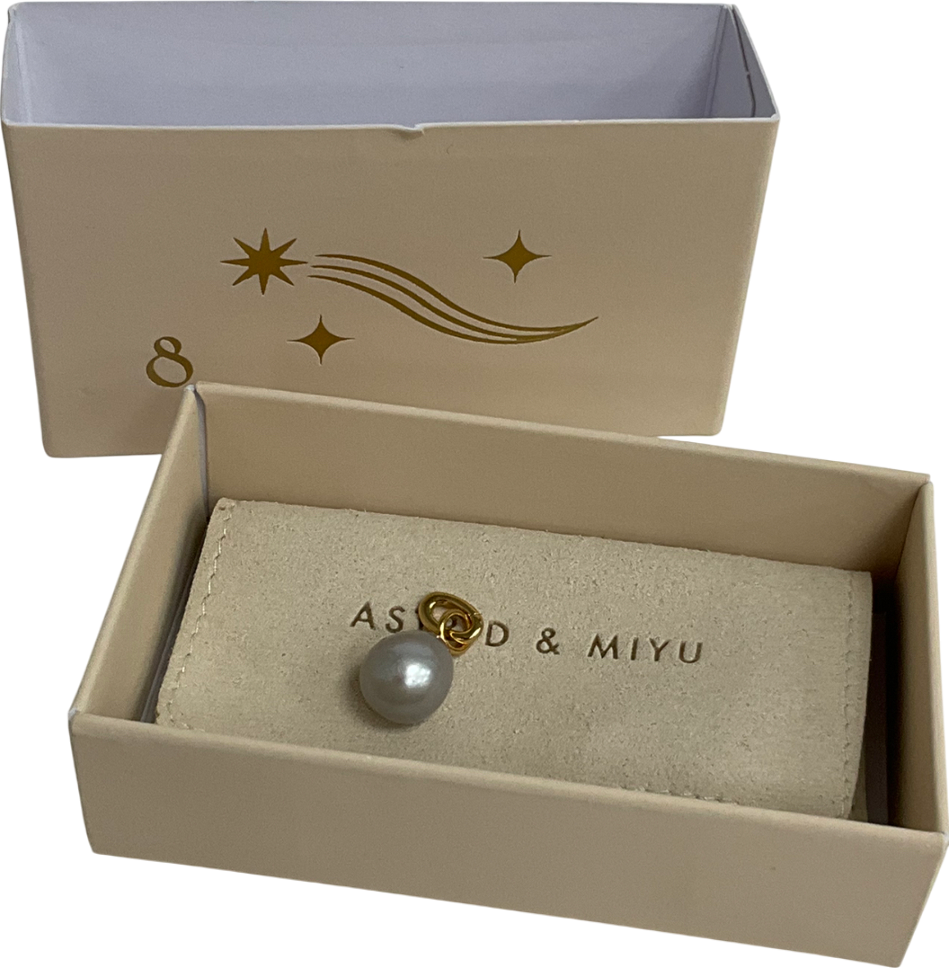 Astrid & Miyu Gold Grey Pearl Talisman Charm In Gold One Size