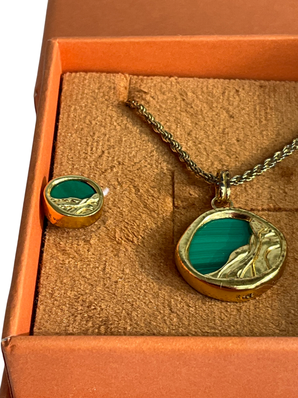 Edge Of Ember Green Victoria Malachite Necklace and Earrings Set