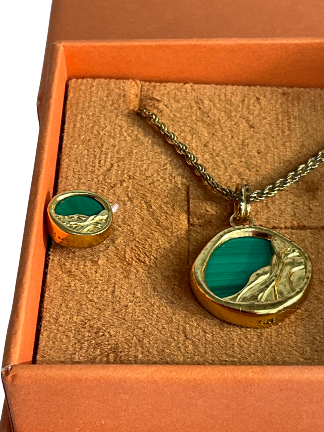Edge Of Ember Green Victoria Malachite Necklace and Earrings Set