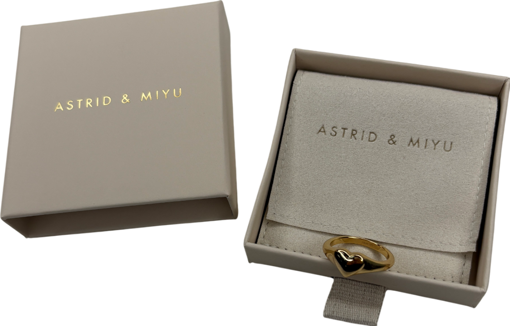 Astrid & Miyu Heart Signet Ring In 18k Gold