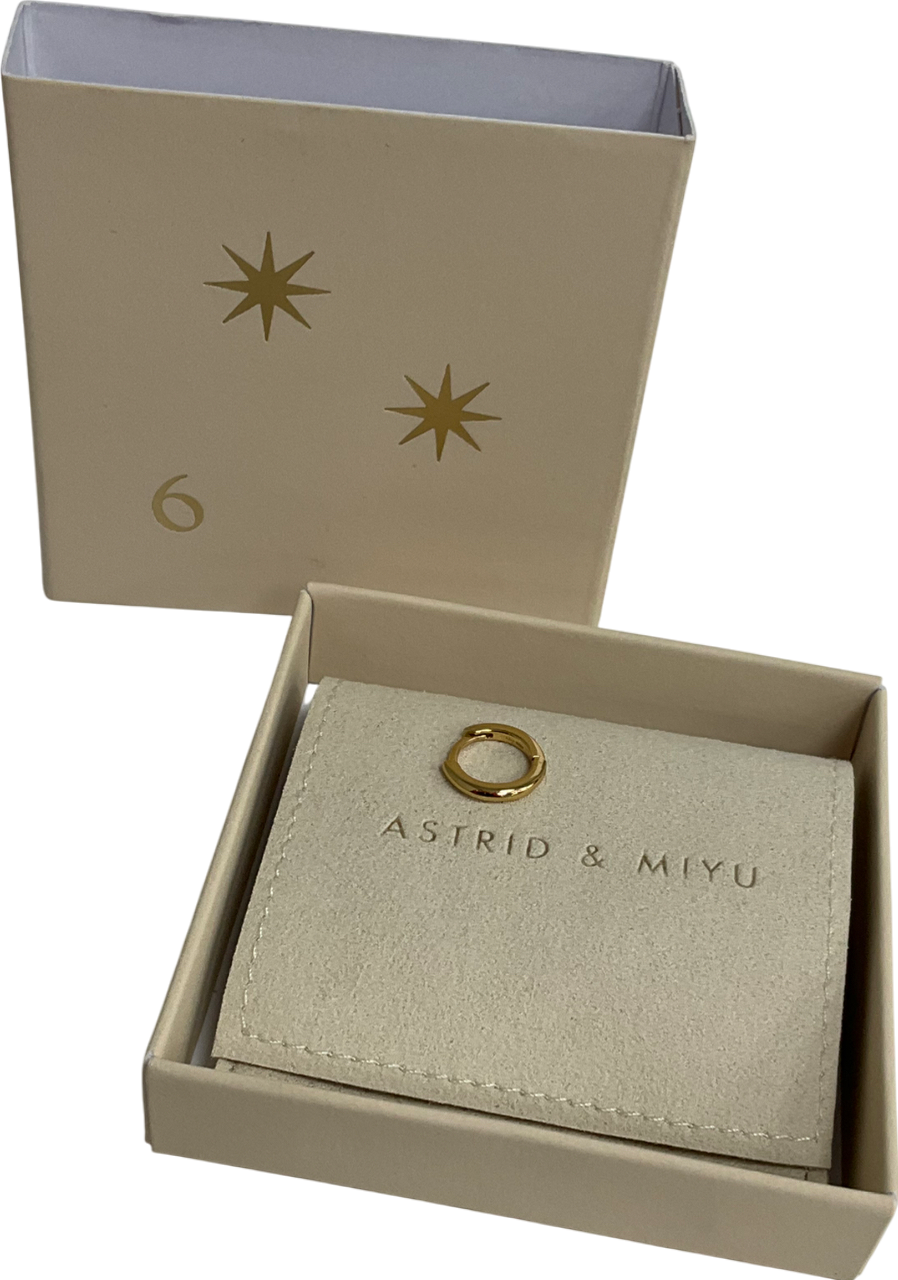 Astrid & Miyu Essential 8mm Hoop In Gold One Size