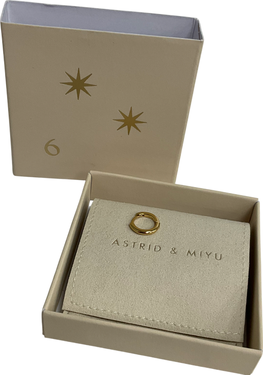 Astrid & Miyu Essential 8mm Hoop In Gold One Size