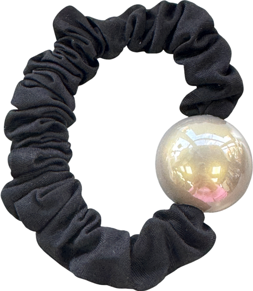 Silki. Black Oversized Pearl Hair Scrunchie