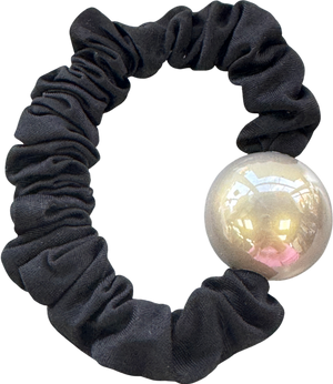 Silki. Black Oversized Pearl Hair Scrunchie