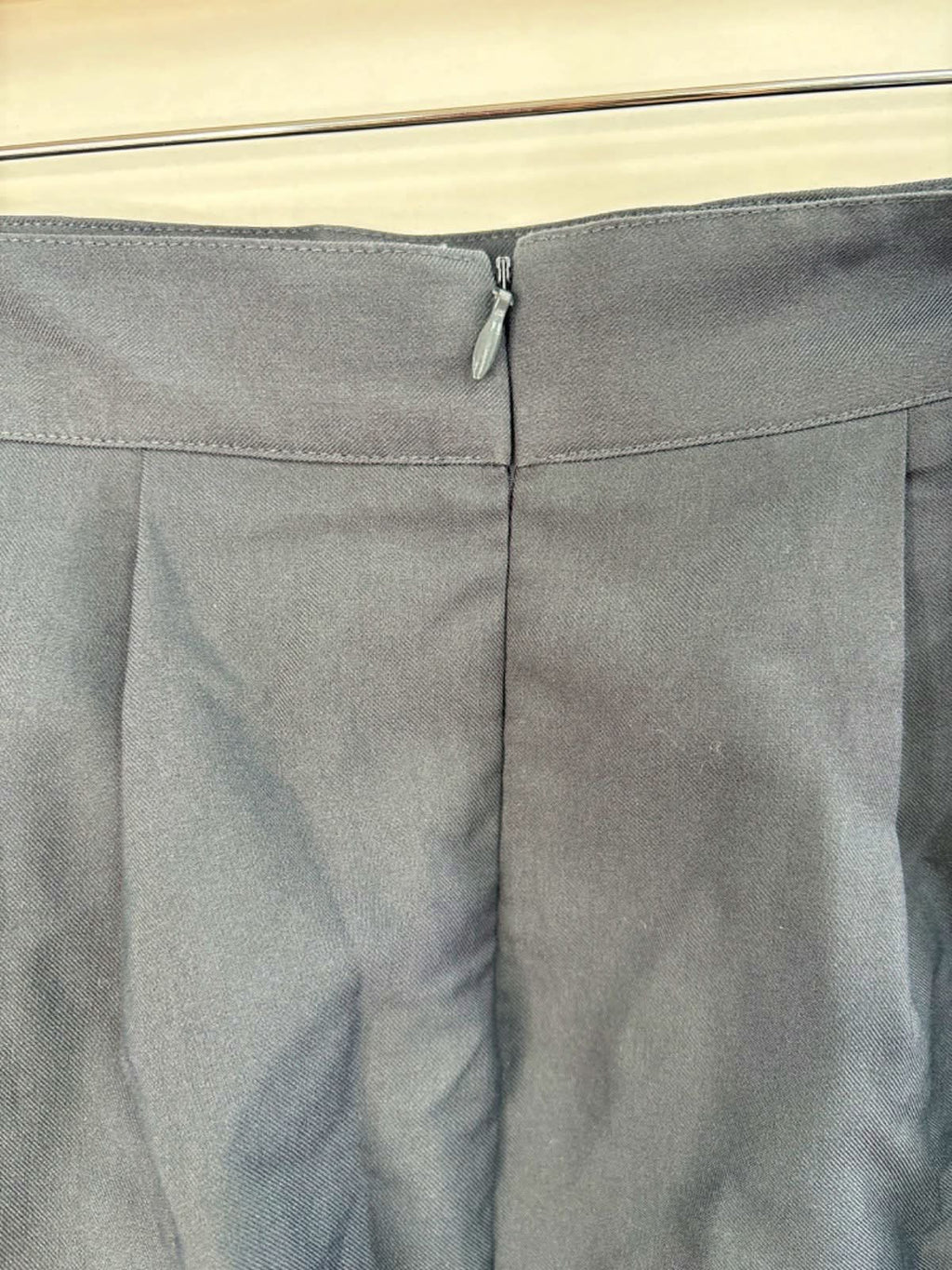 GATELESS Black Frayed Hem Pleated Skirt M