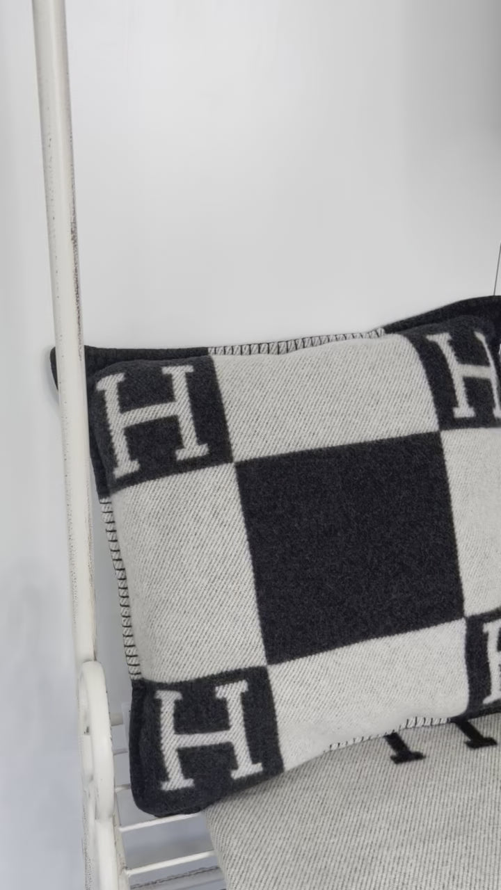 Hermès Écru / Gris Grey Foncé Avalon Cashmere/Wool Throw Blanket