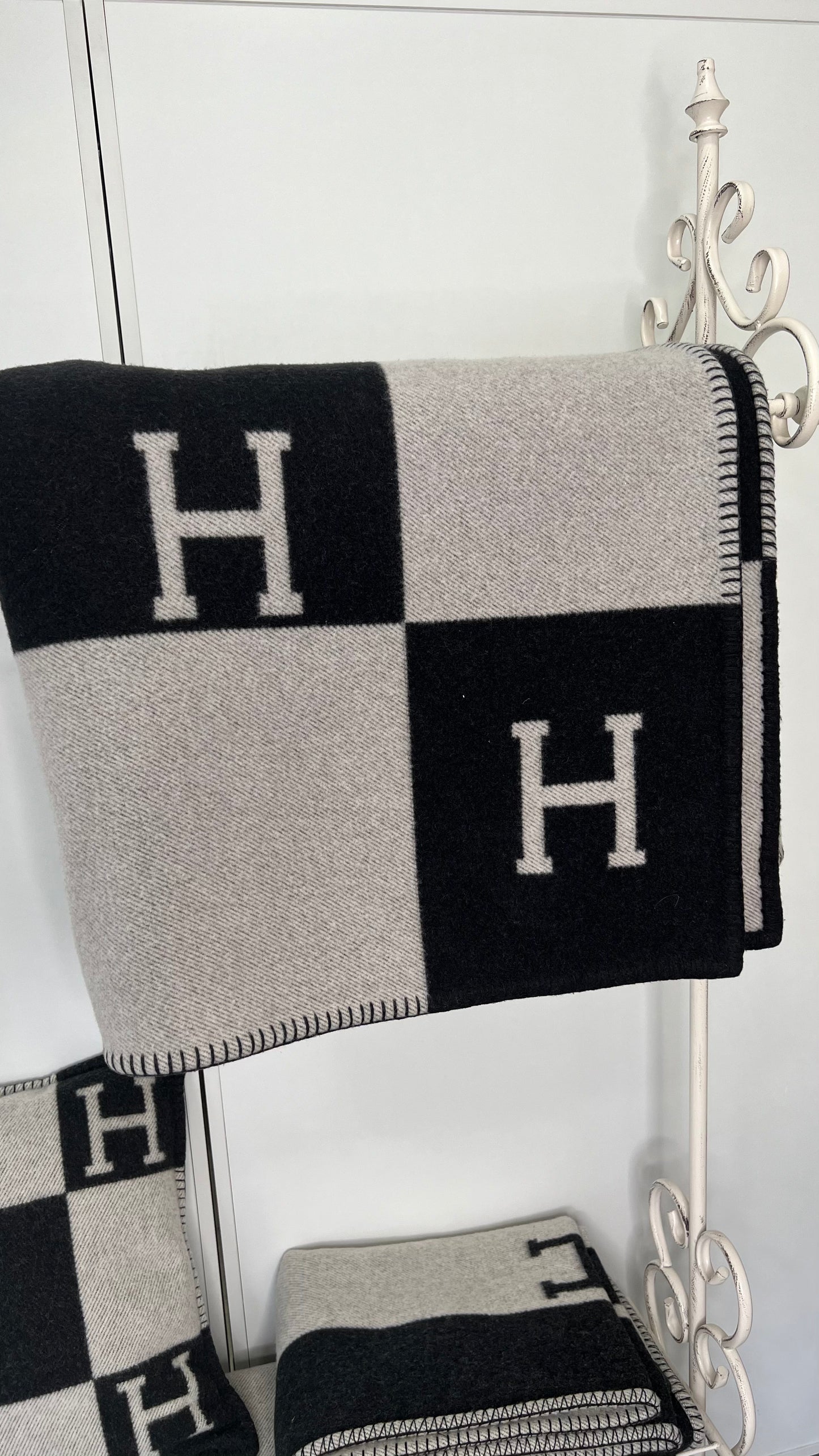 Hermès Écru / Gris Grey Foncé Avalon Cashmere/Wool Throw Blanket