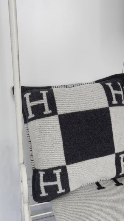 Hermès Extra Large  Écru / Gris Grey Foncé Avalon Cashmere/wool Throw Blanket / Bedspread